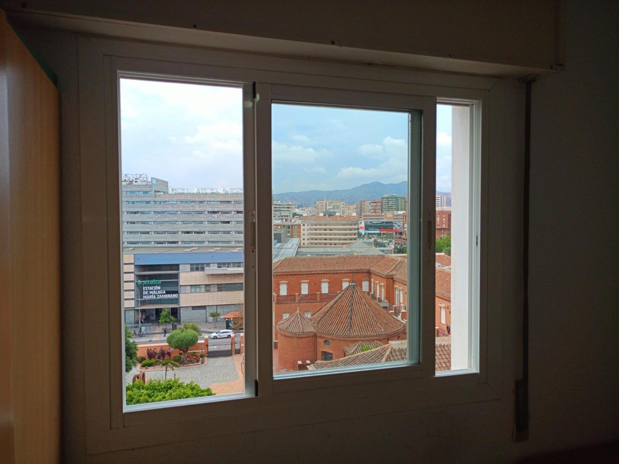 Habitacion Privada Centro Malaga Cerca Tren Maria Zambrano Y Playa Muy Buena Conexion Wifi Luaran gambar